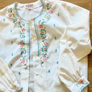 Vintage embroidered blouse size xl. (Probably a Large)